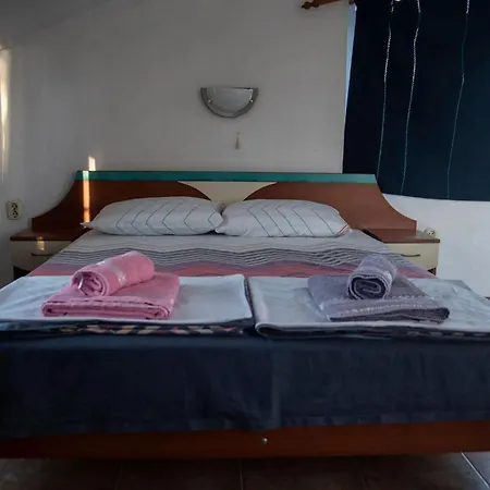 лора سينيموريتس