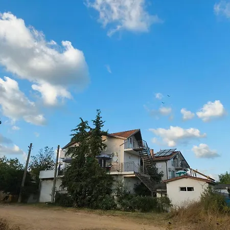 лора Къща за гости 3*